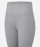 Pantalón de tiro alto en tricot acanalado con corte flare, ajustado en caderas y muslos con apertura desde la rodilla.