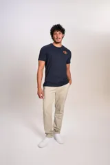 Remera de algodón color azul marino, de corte clásico y cuello redondo, con pequeño estampado frontal en color naranja.