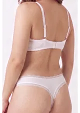 Pack de dos bombachas tipo vedetina color gris claro con estampado sutil y detalles de encaje en la cintura y las piernas, con un pequeño lazo decorativo al frente.