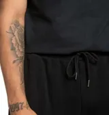 Pantalón de jogging DC Shoes modelo Clewiston, color negro con estampa vertical en contraste con el nombre de la marca en la pierna, puños elásticos en los tobillos y bolsillos laterales.