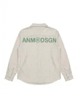 Camisa de lino con diseño de cuadrillé en tonos blanco y beige, de manga larga y cuello clásico. Presenta una pequeña estampa en el pecho y una estampa en la espalda, con un calce holgado y relajado.