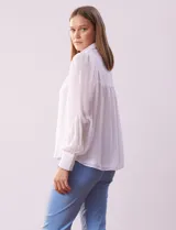 Camisa blanca de gasa marca Tahari, con cuello con solapa y abertura central con botones ocultos. Manga larga con puño y botones.