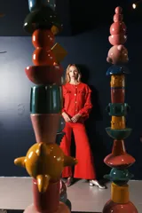 Pantalón palazzo color coral de lino con cintura alta y bolsillos laterales.