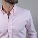 Camisa blanca de algodón Oxford con spandex, cuello con botones y logo bordado en el pecho.