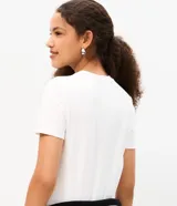 Remera de algodón de manga corta y cuello redondo, con estampa frontal inspirada en Camp Rock y corte ajustado.