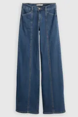 Jean de corte wide leg con costuras verticales frontales, tiro medio y cierre de botón y cremallera. Presenta un diseño de cinco bolsillos y trabillas para cinturón.
