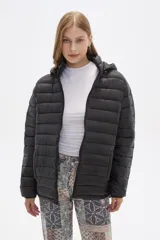 Campera negra de nylon con capucha y cierre frontal.