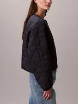 Campera acolchada ligera Calvin Klein de color azul marino, con cuello redondo, diseño acolchado con emblema CK integral, cierre frontal con botones a presión y manga larga de corte regular.