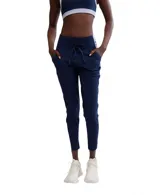 Jogger azul marino de Free People Movement, con cintura alta, cordón ajustable y detalles de bloques de color blanco en los laterales. Presenta bolsillos laterales y un ajuste entallado.