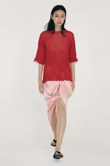 Top rojo de punto con textura efecto arrugado, cuello redondo y mangas cortas holgadas.