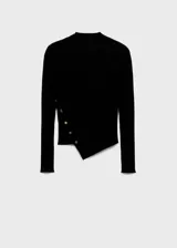 Jersey de punto fino acanalado en color negro, con cuello redondo y manga larga. Presenta un diseño entallado con bajo asimétrico y detalle de botones dorados en el lateral.