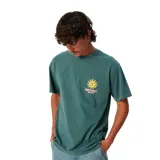 Remera Critical Slide color verde oscuro, de manga corta y cuello redondo, con pequeño estampado gráfico en el pecho que incluye un sol sonriente y texto.
