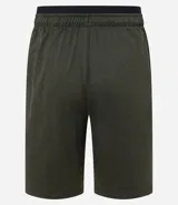 Bermuda deportiva modelo long, confeccionada en microfibra técnica de secado rápido. Presenta cintura elástica con cordón de ajuste interno y bolsillos laterales. Diseño liso de corte recto ideal para entrenamiento.