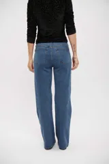 Pantalón de jean corte wide leg, de tiro alto y color azul clásico, con cierre frontal y bolsillos laterales.