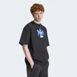 Remera Adidas de algodón color negro, con ajuste holgado, cuello redondo y moldería clásica de manga corta. Presenta un estampado gráfico frontal inspirado en el logo Trefoil con un diseño de personaje estilizado en tonos azules y blancos.