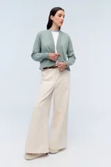 Cardigan rojo de tejido de punto liviano confeccionado en lana italiana.