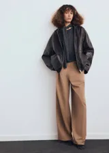 Pantalón de corte recto y tiro medio color tostado, con trabillas para cinturón, detalle de pinzas y bolsillos laterales.