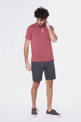 Bermuda gris con bolsillos laterales y traseros.