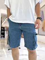 Bermuda de jean estilo cargo con bolsillos laterales con solapa y corte oversize.