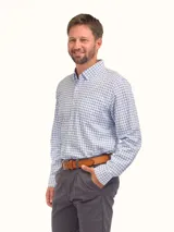 Camisa de manga larga con cuello abotonado y estampado de cuadros en tonos azul y blanco.