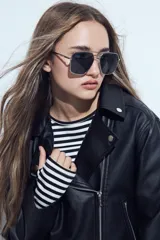 Campera biker de cuero sintético en color negro, con cierre frontal diagonal, bolsillos laterales con cierre y cinturón ajustable en la cintura con hebilla metálica.