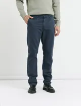 Pantalon de corte clasico en color azul, confeccionado en algodon, con bolsillos delanteros inclinados y bolsillos traseros de ribete.