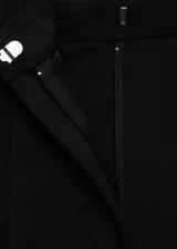 Pantalón de tiro medio, diseño recto y largo, con detalle de pinzas, trabillas, dos bolsillos laterales y cierre oculto con botón, gancho y cremallera.