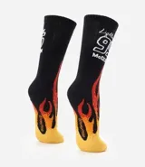 Medias de caña larga con diseño inspirado en Rayo McQueen de Cars. Presentan un estampado de llamas en tonos rojos, naranjas y amarillos sobre una base negra, con el número 95 y el nombre del personaje bordados en la parte superior.