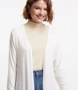 Cardigan alargado de punto liviano color gris, con mangas largas y abertura total.