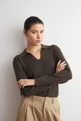 Sweater marrón chocolate de punto con cuello polo y escote en V, de manga larga y calce clásico.