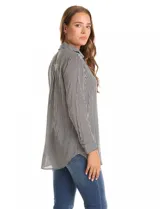 Camisa de manga larga marca Grand & Greene, con estampado de rayas verticales en blanco y negro. Presenta cuello con solapa, cierre frontal con botones y un bolsillo aplicado en el pecho.