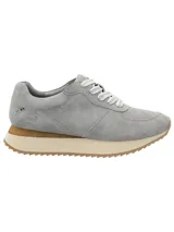 Zapatillas casuales modelo Viena de la marca RKF, confeccionadas en cuero nobuk de color gris. Cuentan con cordones blancos, suela de goma con plataforma y detalle de crepe natural.