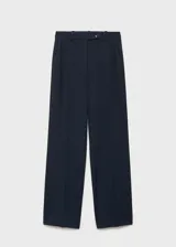 Pantalon de vestir de corte recto y tiro medio, confeccionado en tejido ligero con textura sutil. Presenta cierre de cremallera con botón, trabillas para cinturón y bolsillos laterales de ribete.