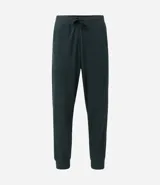 Pijama masculino de dos piezas confeccionado en tejido fleece texturizado. Incluye una remera de manga larga con cuello redondo y puños ajustados, y un pantalón tipo jogger con cintura elástica, cordón de ajuste y bolsillos laterales.