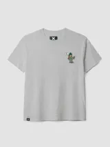 Camiseta gris melange de corte oversize, con estampa en la espalda que incluye un diseño de un Yeti y un excursionista junto con el texto "Go Explore".