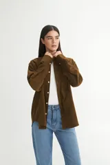 Camisa marrón de pana fina con cuello solapa clásico, bolsillo cuadrado en el pecho, botones personalizados y calce oversize.