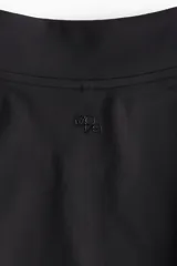 Campera deportiva de tejido funcional con tecnología SoftMove, de corte ajustado, cuello elevado, medio cierre frontal y mangas largas raglán con abertura para el pulgar.