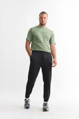 Pantalón de jogging negro de felpa con cintura elastizada y cordón ajustable.