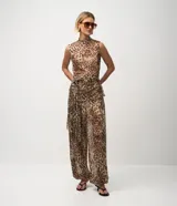 Pantalón Cortelle de corte amplio y caída suelta, confeccionado en tul con estampado animal print. Cuenta con cintura elástica con fajín integrado y bajos fruncidos con elástico en los tobillos.