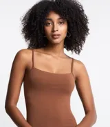 Vestido corto color rosado, de escote recto, con breteles finos y confeccionado en algodón con elastano.