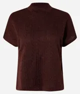 Blusa de mujer color marrón oscuro con textura acanalada, cuello alto y mangas cortas.