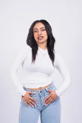 Polera blanca de cuello alto y mangas largas.