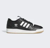Championes Adidas Originals modelo Forum 84 Low ADV BG, de diseño urbano en color negro con detalles en blanco y suela de goma color caramelo.