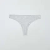 Braga brasileña gris de algodón con ribete de encaje blanco.