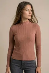 Polera de manga larga con cuello alto, confeccionada en tejido de punto acanalado con caída fluida y ajuste al cuerpo.