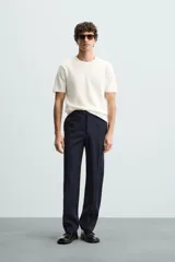 Camiseta de manga corta color amarillo pálido, con cuello redondo acanalado y corte relajado.