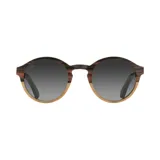 Lentes de sol con montura redonda de madera con detalles en marrón oscuro y claro.