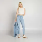 Pantalón de jean celeste claro, corte slim, tiro alto y largo al tobillo.