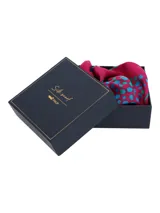 Pañuelo de seda cuadrado, color fucsia, con estampado abstracto en tonos turquesa y azul claro.