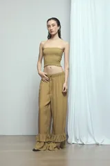 Top bandeau de viscosa con diseño elastizado tipo nido de abeja y acabado con pequeños volados en el borde superior e inferior.